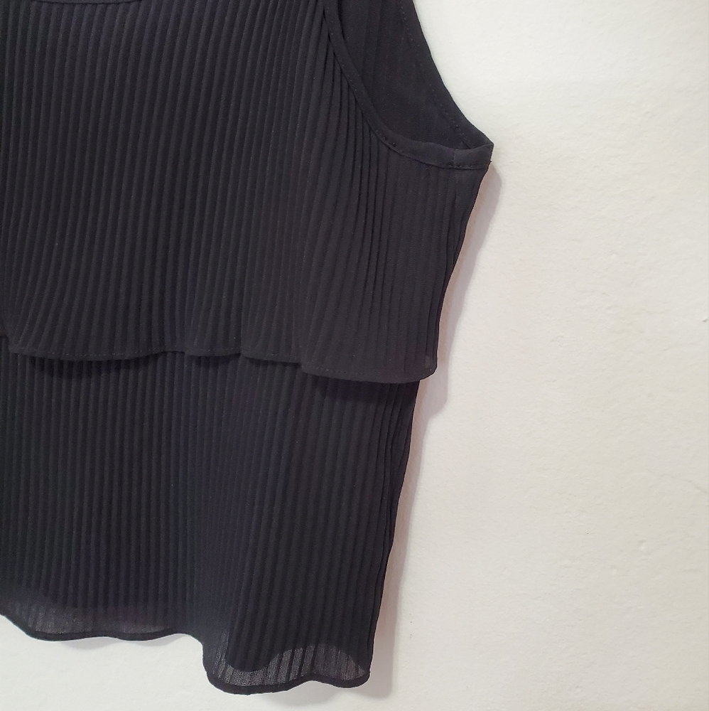 Black Ruffled Tank-Top - Picture 4 of 9
